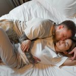 парень спит в обнимку с девушкой
