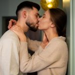 парень и девушка целуются