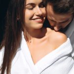 парень целует девушку в плечо